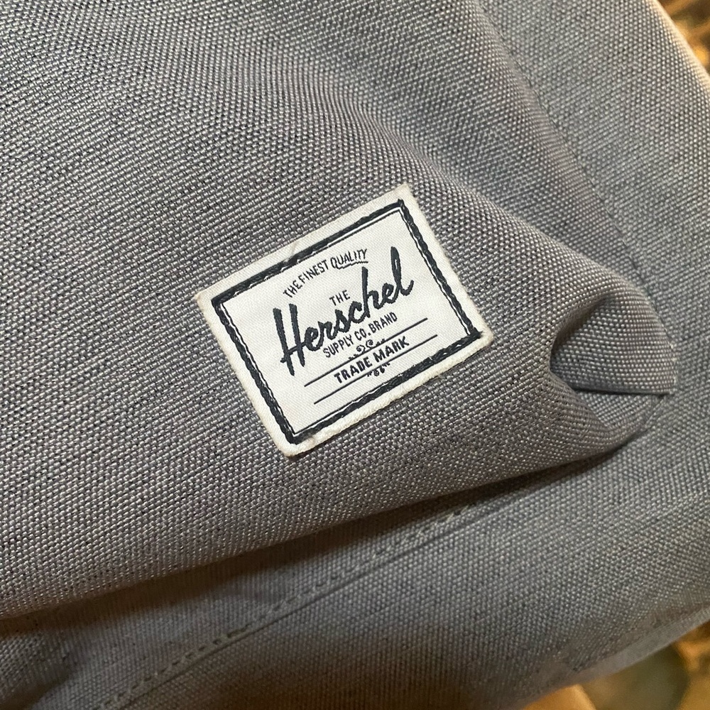 ⭐️ NEW ⭐️ Herschel backpack in Heather Grey. NO WEAR & NO TEAR ‼️